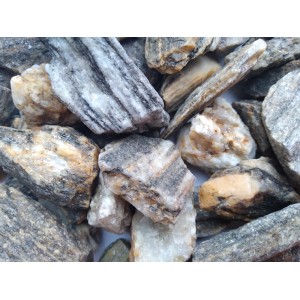 Dekoracyjne kamienie ozdobne, marmurkowe szaro-beżowe, do ogrodu i na rabaty.