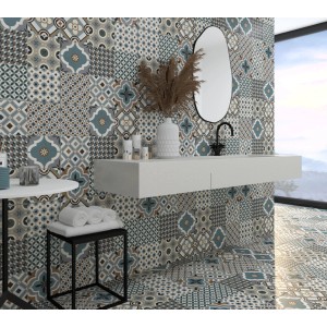 Łazienka z płytkami podłogowymi t.b.t. w stylu patchwork na podłodze i ścianie.