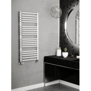 Biały grzejnik t.b.t. w nowoczesnej łazience. Grzejnik na ręczniki dla przytulnego ciepła.