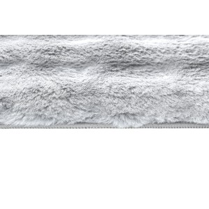 Zbliżenie szarego, puszystego dywanu shaggy.