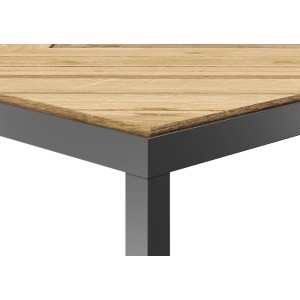 Zbliżenie stołu ogrodowego z drewnianym blatem i szarą metalową ramą.