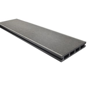 Szara deska tarasowa t.b.t. z rowkowaną powierzchnią.