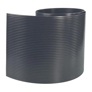 Szara mata ogrodzeniowa t.b.t. zwinięta, zbliżenie na rowkowaną powierzchnię.