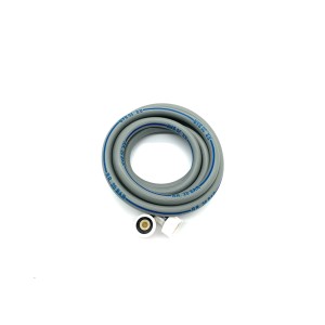 Szary wąż do pralki z niebieskim oznaczeniem i białymi złączkami.