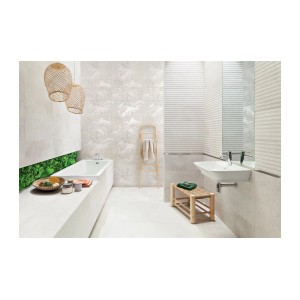 Nowoczesna łazienka z jasnymi płytkami i elementami dekoracyjnymi.