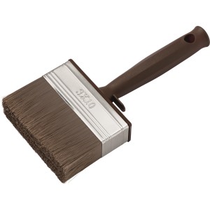 Szeroki pędzel z brązowym włosiem i brązową rączką.