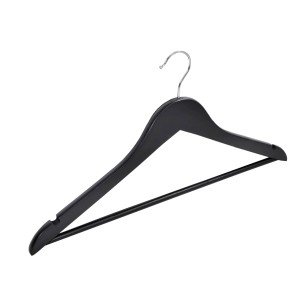 Czarny drewniany wieszak na ubrania z metalowym haczykiem.