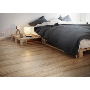 Jasne płytki podłogowe t.b.t. imitujące drewno ułożone w sypialni.