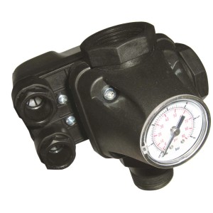 Czarne akcesorium t.b.t. do pomp i instalacji wodnych z manometrem.