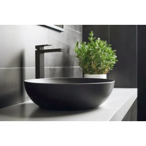 Czarna bateria umywalkowa i umywalka nablatowa w nowoczesnej łazience.