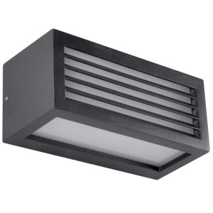 Nowoczesny, szary kinkiet z poziomymi lamelami do użytku zewnętrznego.