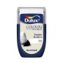 Tester koloru Dulux „Białe Wino“: Wałek do malowania ścian w kolorze niebiesko-białym z polem koloru.