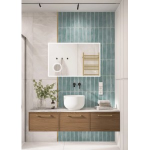 Łazienka z podświetlanym lustrem. Nowoczesna umywalka z umywalką nablatową i drewnianą szafką.