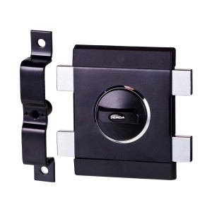 Czarny zamek do drzwi ze srebrnymi akcentami i wspornikiem montażowym.