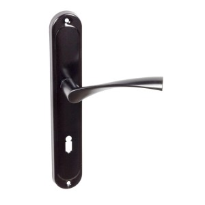 Czarna klamka do drzwi z długim szyldem, odpowiednia do drzwi wewnętrznych.