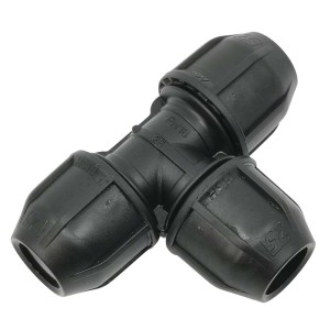 Czarny trójnik do nawadniania podziemnego, zbliżenie.