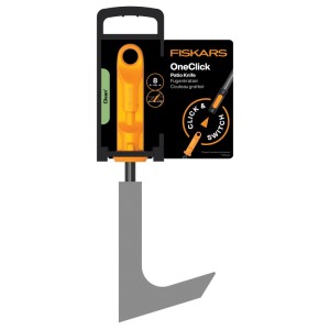 Fiskars OneClick skrobak do fug z pomarańczową rączką i szarym ostrzem.