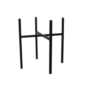 Czarny metalowy stojak na kwiaty t.b.t. do użytku wewnętrznego.