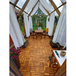 Ułożona drewniana podłoga tarasowa na zewnątrz z stołem i krzesłami.