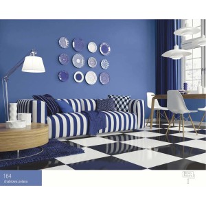 Salon w odcieniach niebieskiego z sofą w paski i farbą do ścian. Kolorowe farby do ścian.