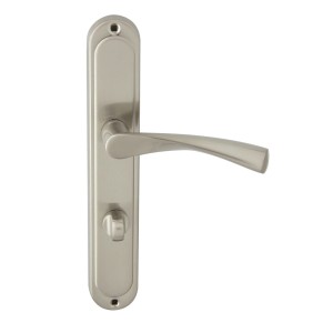 Srebrna klamka do drzwi t.b.t. z długim szyldem do drzwi wewnętrznych.