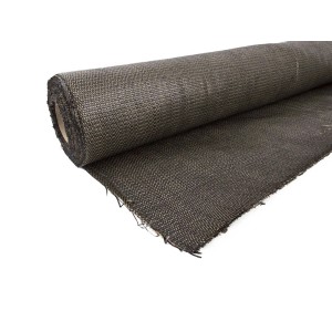 Rolka t.b.t. jako akcesorium ogrodowe, brązowo-szara tkanina.