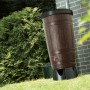 Brązowa beczka na deszczówkę Waterform Woodcan 265 l z kranem w ogrodzie.
