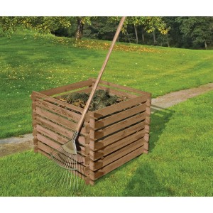 Drewniany kompostownik w ogrodzie z grabiami. Idealny do kompostowania odpadów ogrodowych.