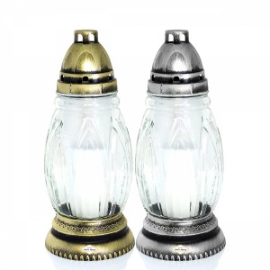 Dwa ozdobne znicze w kolorze złotym i srebrnym. Znicze na dni pamięci.