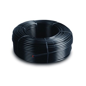 Czarny wąż t.b.t. do nawadniania podziemnego, zwinięty.