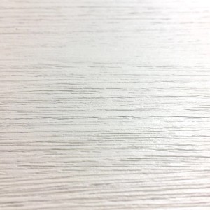 Zbliżenie białych drzwi wewnętrznych t.b.t. z teksturą drewna.