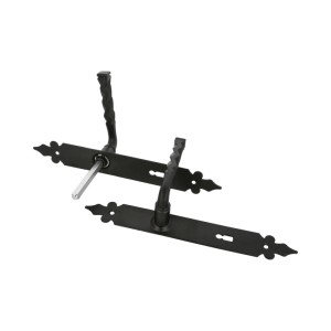 Czarne klamki do drzwi z długim szyldem do drzwi wewnętrznych.