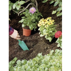 Prace ogrodowe z wąską kielnią do przesadzania LUX Classic do sadzenia kwiatów.