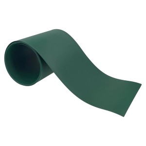 Zielona mata ogrodzeniowa t.b.t. zwinięta, widok szczegółowy.