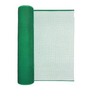 Zielona siatka z tworzywa sztucznego, zwinięta, do ogrodnictwa i ochrony roślin.