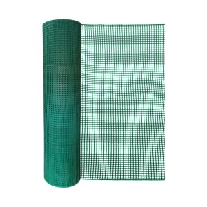 Zielona rolka siatki ogrodzeniowej.