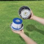 Wkład filtra Bestway rozmiar VI do Lay-Z-Spa Whirlpool, trzymany w dłoniach na zielonym tle.