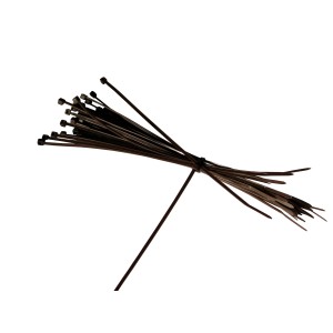 Zestaw czarnych opasek kablowych np. do mocowania mat na ogrodzeniu.