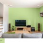 Salon z pomalowanymi na jasnozielono ścianami. Kolorowe farby do ścian dla świeżej atmosfery.