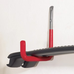 Powlekany hak ścienny z czerwoną gumową powłoką do montażu na ścianie.