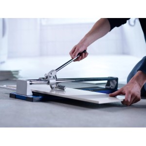 Przecinarka do płytek LUX 600 mm Classic w użyciu podczas cięcia płytek.
