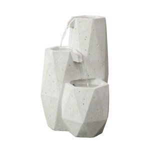 Nowoczesna fontanna ogrodowa, rzeźba z trzema poziomami i elementami wodnymi.