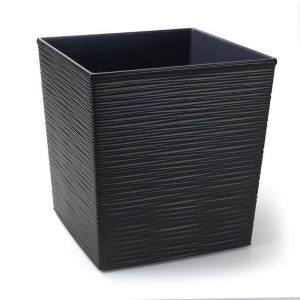 Czarna, kwadratowa doniczka t.b.t. z poziomą, żebrowaną teksturą.