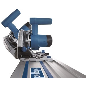 Pilarka zagłębiarka Scheppach PL 55: Precyzyjna pilarka tarczowa z szyną prowadzącą do dokładnych cięć.