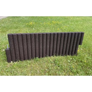 Ciemnobrązowe obrzeże trawnikowe/krawężnik z tworzywa sztucznego t.b.t. w ogrodzie.