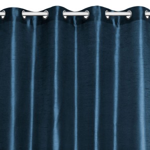 Niebieska zasłona z przelotkami do dekoracji wnętrz.