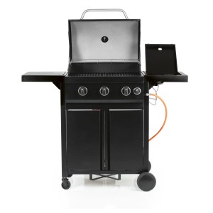 Czarny grill gazowy z półkami bocznymi i kółkami ułatwiającymi transport.