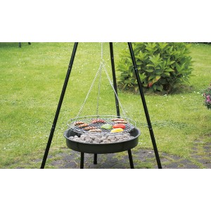 Grill trójnożny z rusztem i jedzeniem w ogrodzie.