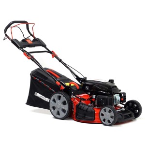 Czerwona kosiarka spalinowa t.b.t. z koszem, widok z boku.