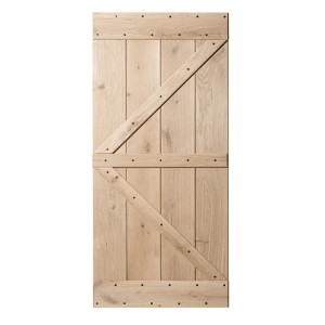 Drewniane drzwi w stylu stodoły ze skośnymi wzmocnieniami i okuciami.